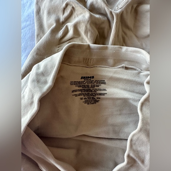 SKIMS Seamless Sculpt High Waist Above the Knee Short Shapewear - Picture 10 of 10